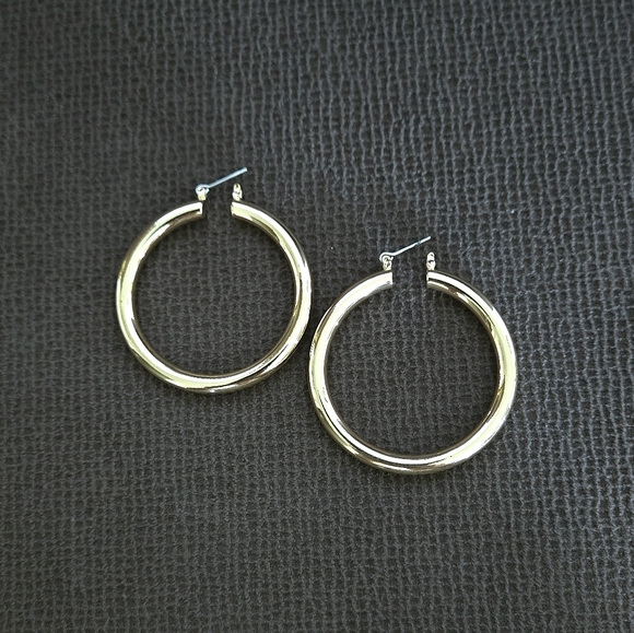 Luv AJ Gold💛 Amalfi Hollow Tube Hoop Earrings - NWT - Picture 8 of 15